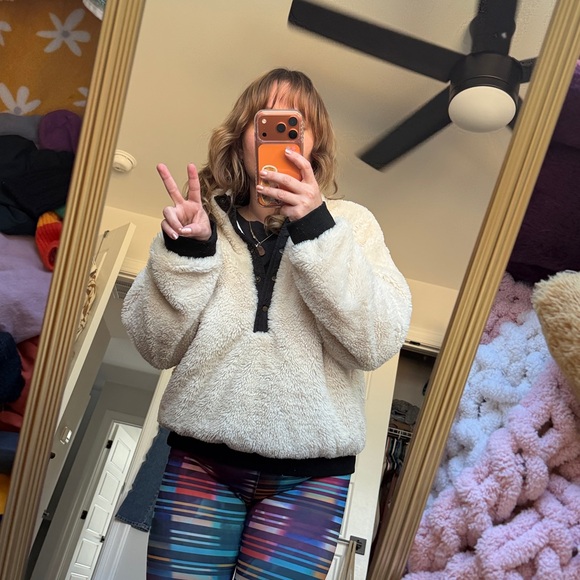 Women's fuzzy sweater - Picture 5 of 6